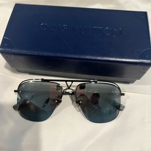 Mens LV  sun glassses